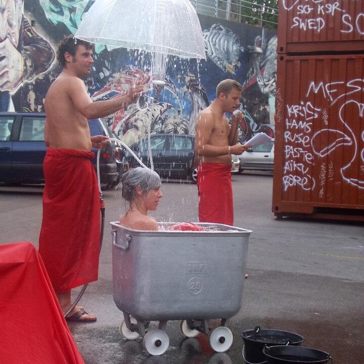 atmosphère vaporeuse,banya,vapeur,massage la seyne,banya siberian ritual,BANYA TOUR,LA BANYA,VENIK,BALAI DE MASSAGE,CHAUD,FROID,3 CYCLES,CHOC THERMIQUE,BIENFAITS DE LA BANYA,bienfaits,massage banya,RELAXATION ACTIVE ET CONVIVIALE,3 CYCLES POUR ATTEINDRE UN état DE Légèreté TOTALE,légèreté,Bois,pierres,400 kg de pierres,relaxation collective