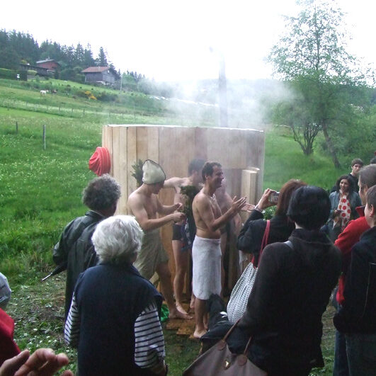 atmosphère vaporeuse,banya,vapeur,massage la seyne,banya siberian ritual,BANYA TOUR,LA BANYA,VENIK,BALAI DE MASSAGE,CHAUD,FROID,3 CYCLES,CHOC THERMIQUE,BIENFAITS DE LA BANYA,bienfaits,massage banya,RELAXATION ACTIVE ET CONVIVIALE,3 CYCLES POUR ATTEINDRE UN état DE Légèreté TOTALE,légèreté,Bois,pierres,400 kg de pierres,relaxation collective